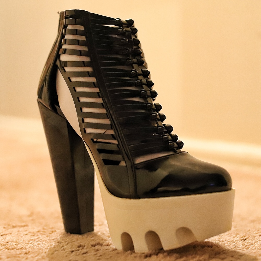 FAHRENHEIT LAURA-10 STRAPPY LUG SOLE BOOTIE